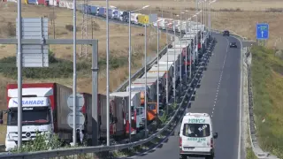 Шофьори на камиони си взеха 18 часа отпуск на АМ „Марица“, чакат Курбан Байрам в 14-километрова „тапа“