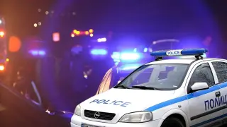 Скандал с мотика в Софийско: 19-годишен младеж пострада, забиха сечивото в кола