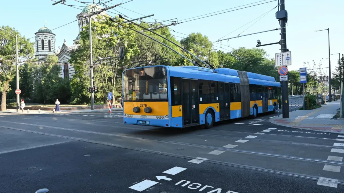 Извънредни автобуси и затворени улици в София тази събота