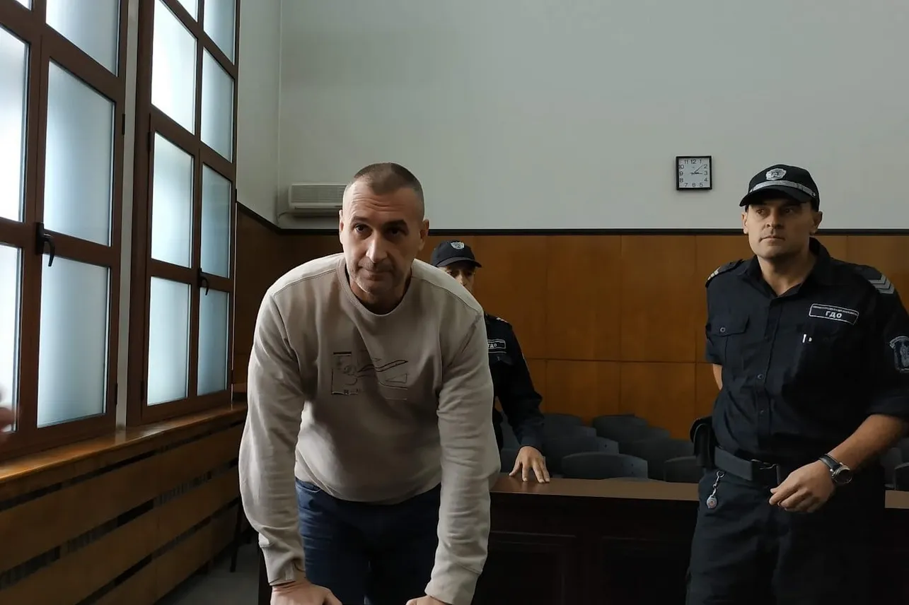 Убиецът на своите родители Венци иска отново да е бръснар