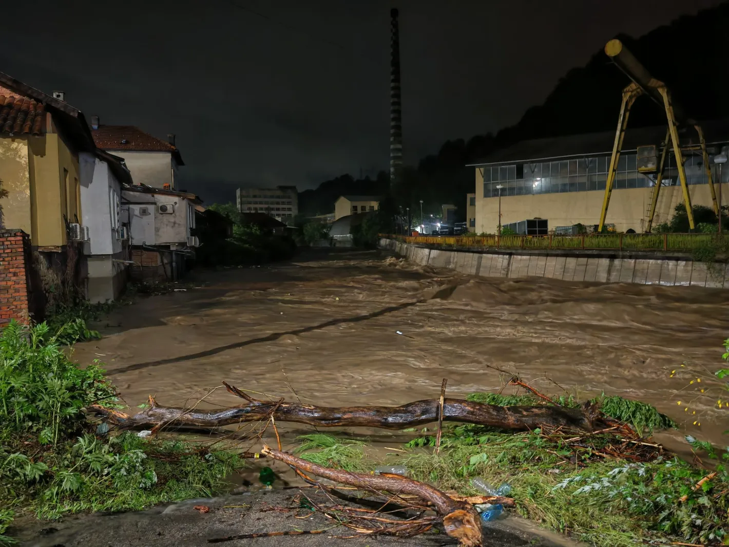 Водна стихия заля Централна България, има евакуация, активираха BG-Alert Кадри