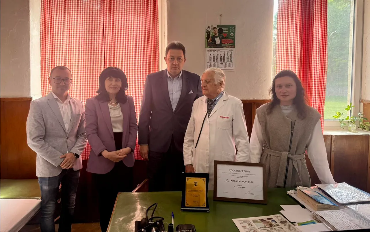 Живот, посветен на хората: 90-годишният д-р Апостолов изминава по 30 км всеки ден, за да помага в селата