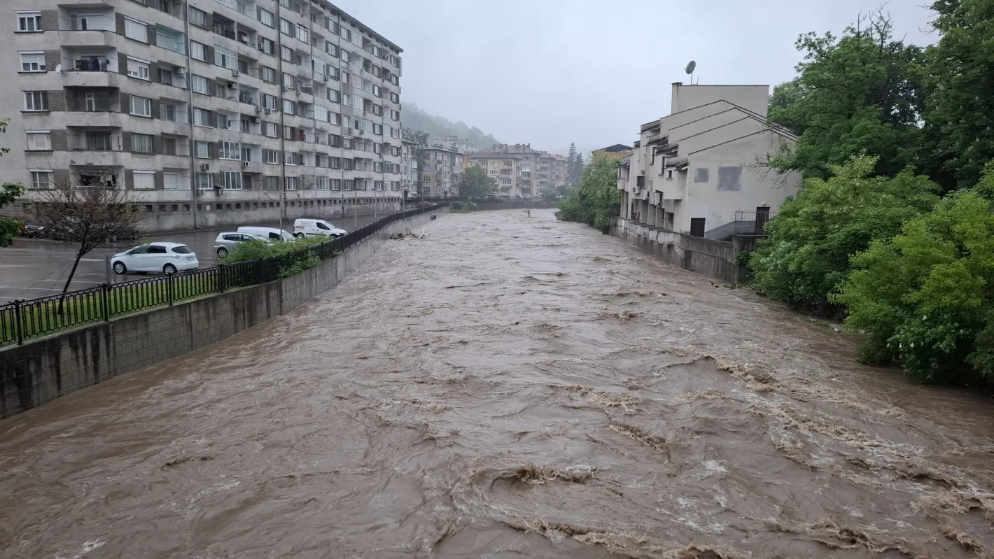 Водно бедствие в половин България: Залети къщи, хора бедстват, тече евакуация