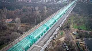 Опасна игра в София: тийнейджъри се разхождат по мост на метрото