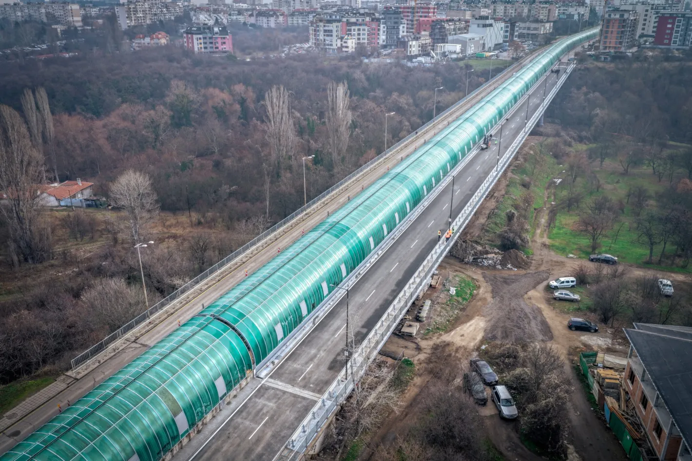 Опасна игра в София: тийнейджъри се разхождат по мост на метрото