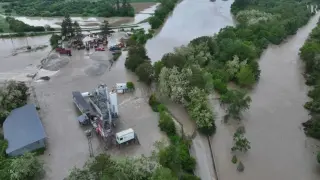 Севлиево ми е Венеция: Мъж обикаля с лодка, мери дълбочината на водата
