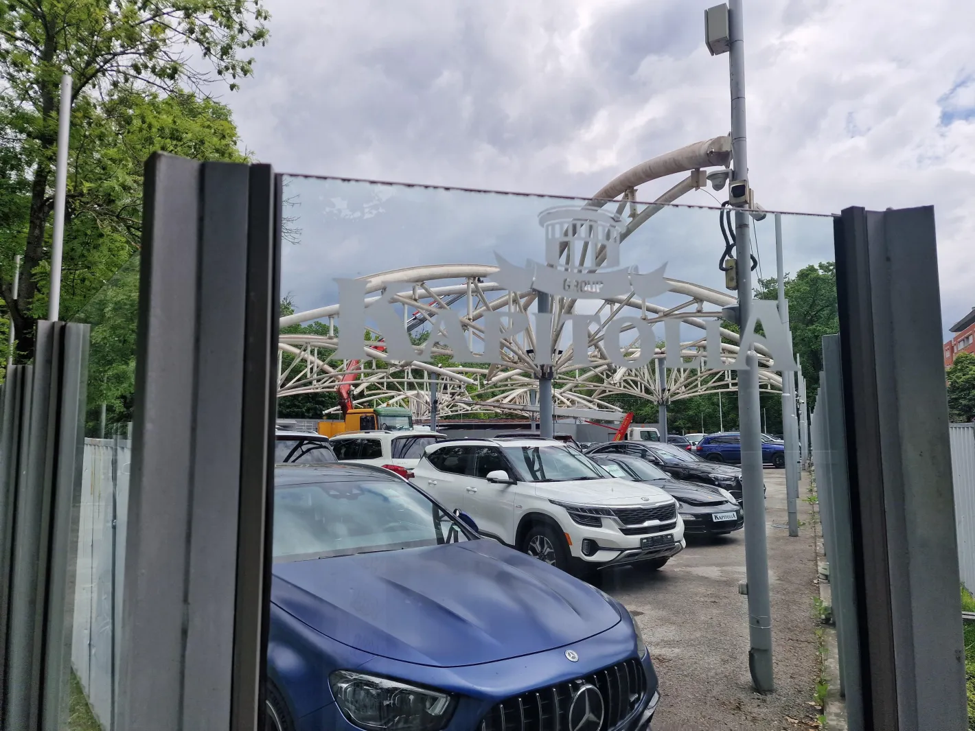 Няма празник: Демонтажът на автокъща „Капитолия“ в София продължава, но автомобилите още стоят