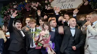 Абитуриенти с гащеризони, пластмасови автомати и маски събраха погледите в Пловдив Снимки