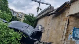 След гонка в Бургас: "Мерцедес" с мигранти катастрофира тежко, шофьорът избяга