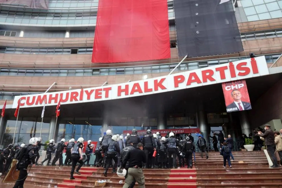 Напрежение в Анкара: Полицията влезе в централата на опозицията в Турция Снимки