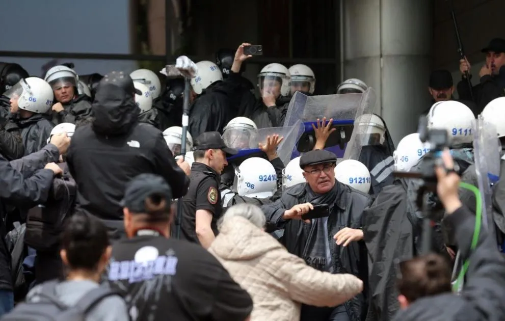 Напрежение в Анкара: Полицията влезе в централата на опозицията в Турция Снимки