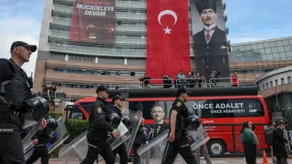 Напрежение в Анкара: Полицията влезе в централата на опозицията в Турция Снимки