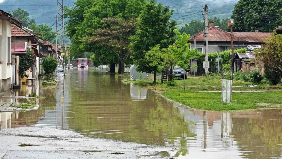 Трима министри се захващат с водното бедствие в Севлиево