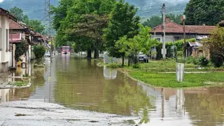 Трима министри се захващат с водното бедствие в Севлиево
