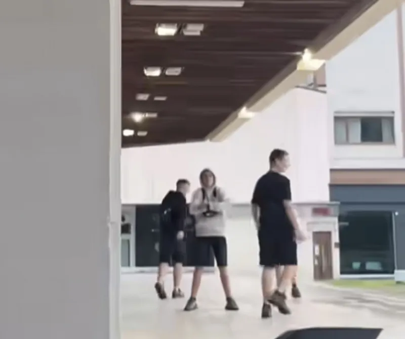 Екшън в центъра на Враца: Деца замеряха хора с бутилки и нахлуха в хотел Кадри
