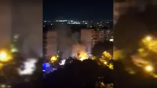 Взрив и пожар: Пламъци унищожиха товарен бус сред жилищни блокове във Варна Снимка