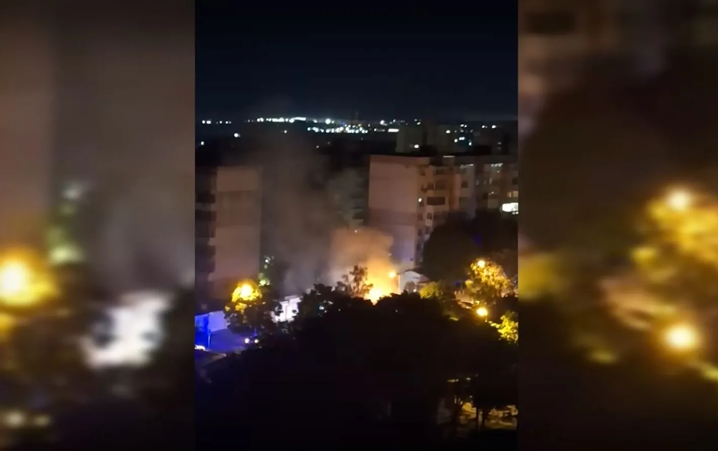Взрив и пожар: Пламъци унищожиха товарен бус сред жилищни блокове във Варна Снимка