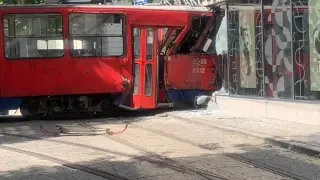 Трамвай се заби в заведение, има ранени!