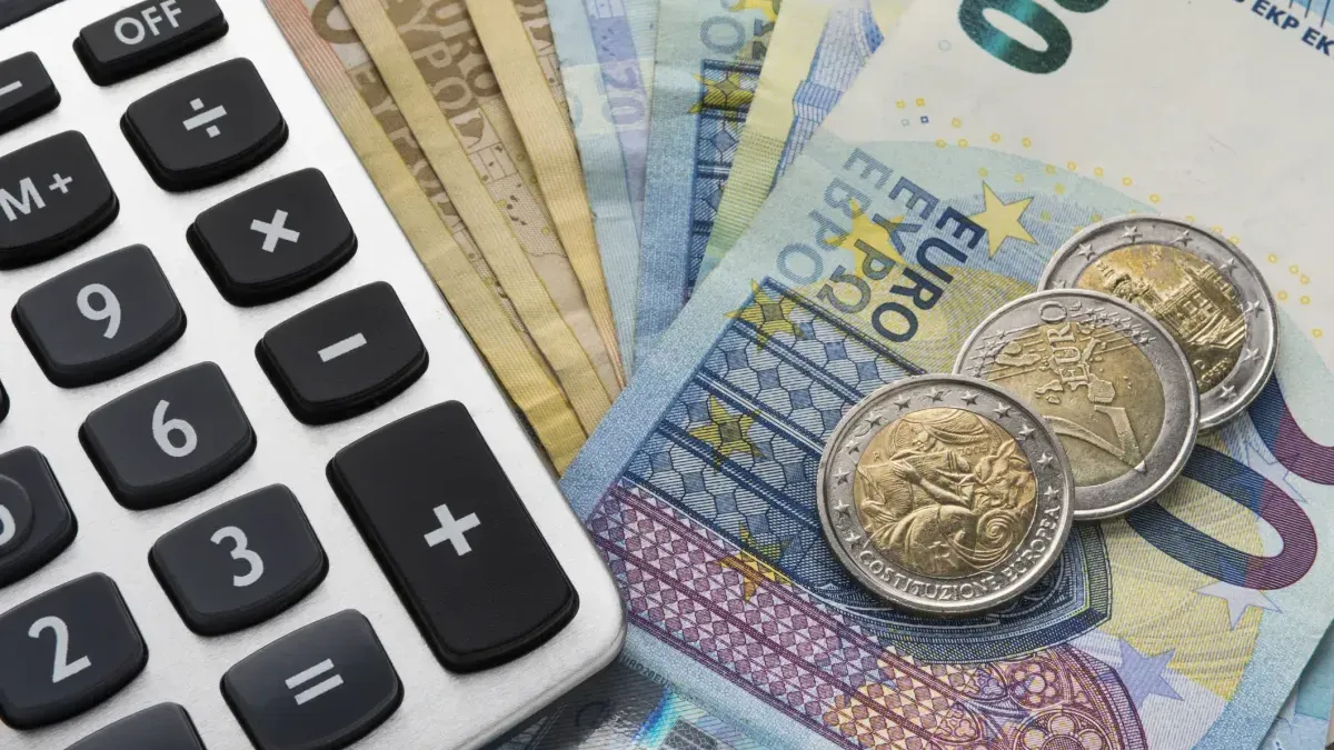 Таванът на осигуровките скача до 2300 евро, после го замразяват за 2 години