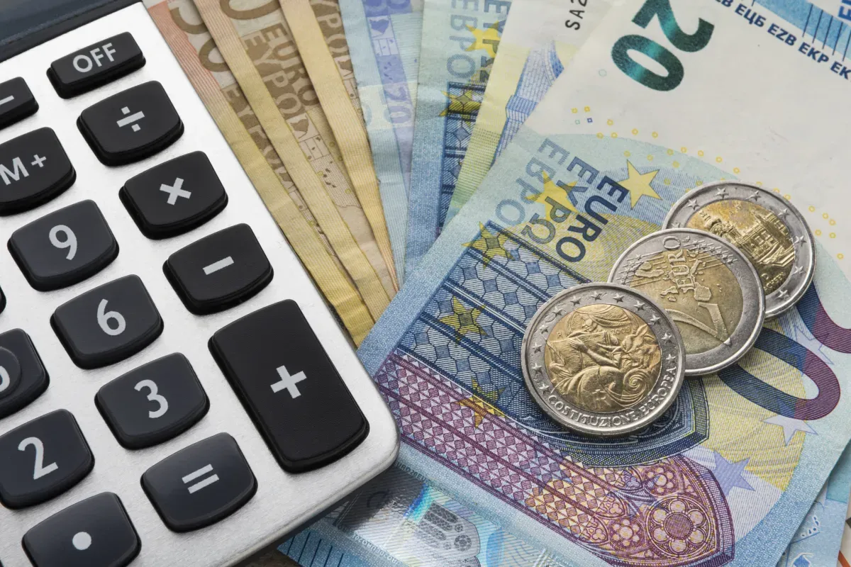 Таванът на осигуровките скача до 2300 евро, после го замразяват за 2 години