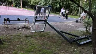 Кош падна на игрище в София, пълно с деца