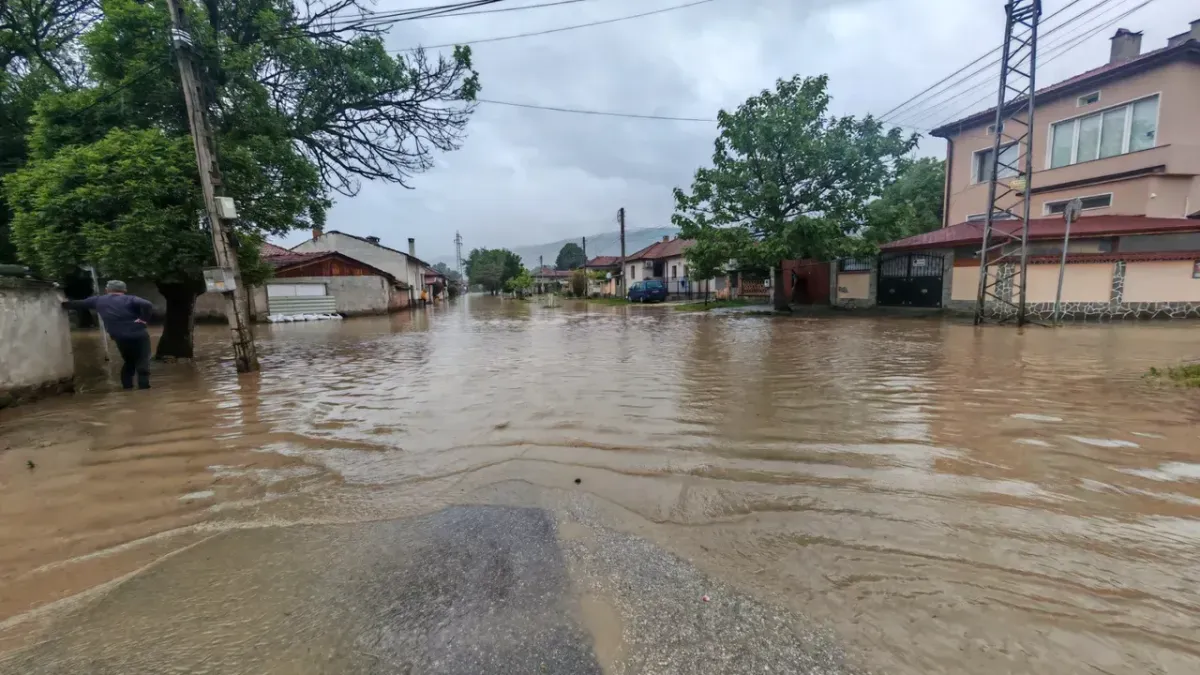"Водата ни връщаше по стълбите": Драматични разкази след потопа в Севлиево
