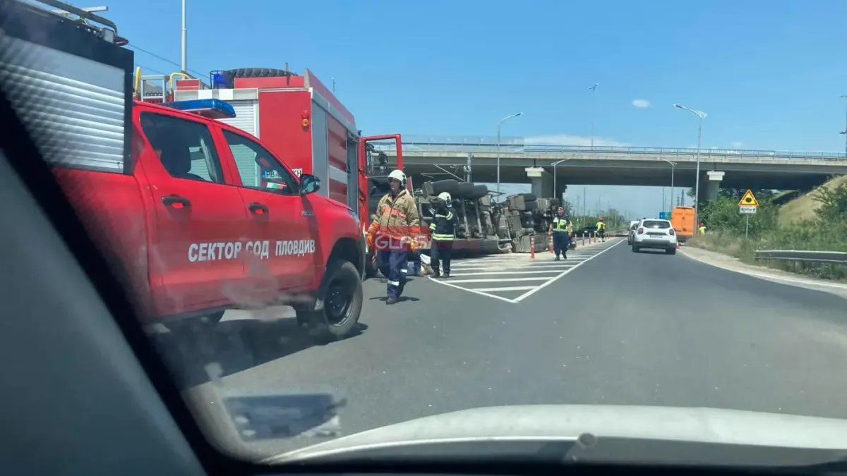 Цистерна се обърна край пътен възел „Скобелева майка“ в Пловдив
