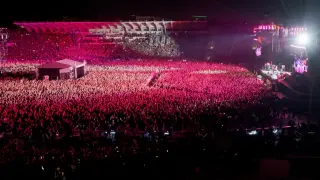 Iron Maiden развяха българското знаме и взривиха "Васил Левски", Брус Дикинсън изкара манерка с ракия