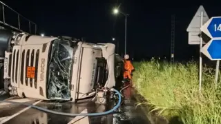 Близо 12 часа борба със сярна киселина край Пловдив след преобърната цистерна