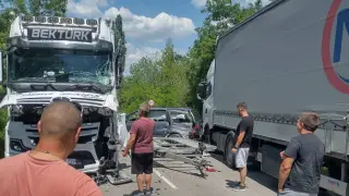 Меле с турски тирове в Монтанско, кола се заклещи между тях Снимки