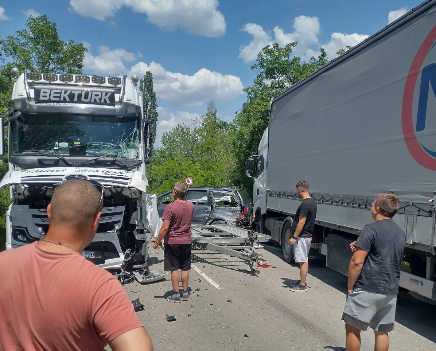 Меле с турски тирове в Монтанско, кола се заклещи между тях Снимки