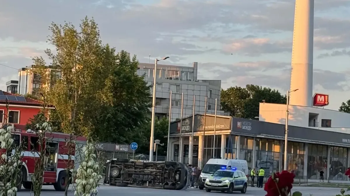 Обърната линейка и смачкан автомобил в Пловдив след тежка катастрофа, режат ламарини