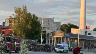 Обърната линейка и смачкан автомобил в Пловдив след тежка катастрофа, режат ламарини