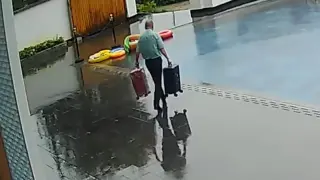 Епичен провал: Хотелски служител падна с куфари в басейн