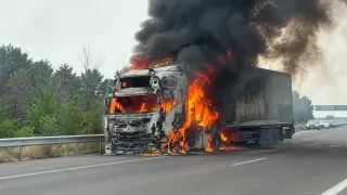 Пожар на АМ "Тракия": Тир пламна и изгоря до основи, движението към Бургас блокирано Обновена