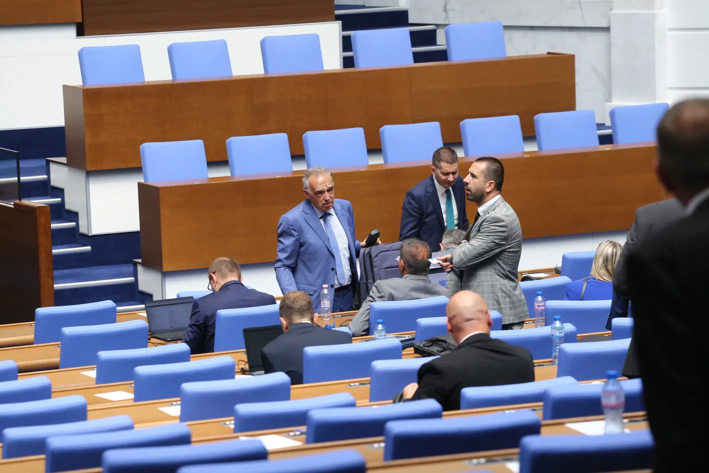 Обрат със замразяването на депутатските заплати