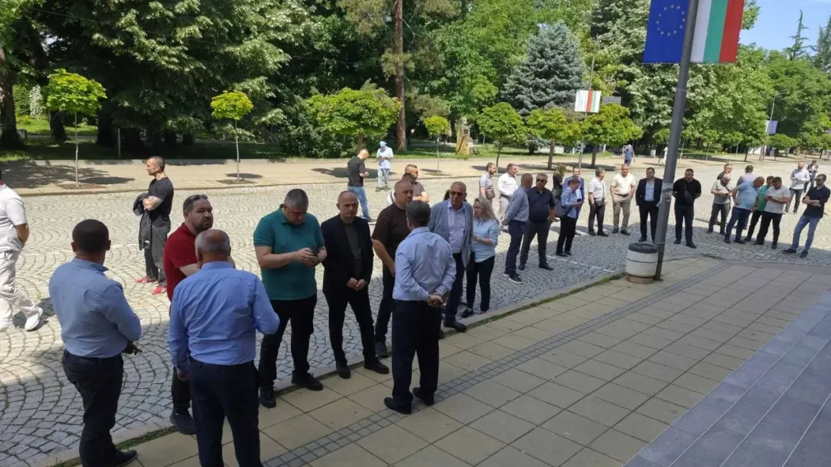Десетки се събраха пред полицията в Кърджали след ареста на Ерол Мюмюн