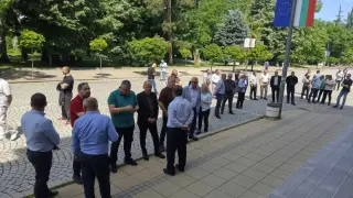 Десетки се събраха пред полицията в Кърджали след ареста на Ерол Мюмюн