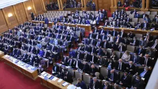 След обвинения и сблъсъци в парламента: Депутатите приеха новия правилник