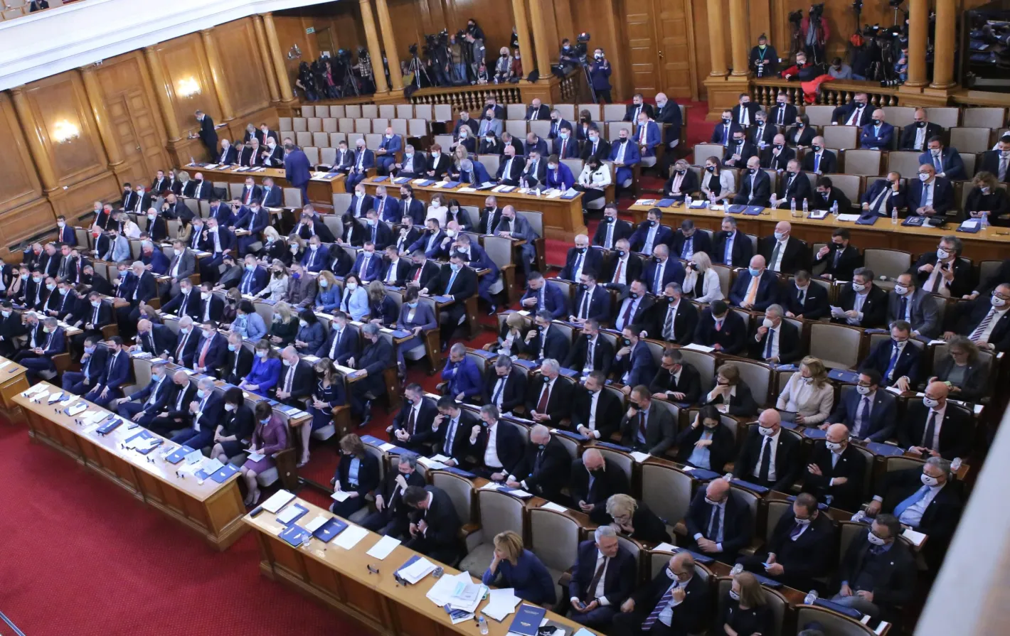 След обвинения и сблъсъци в парламента: Депутатите приеха новия правилник