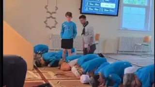 Карат християнчета се молят в джамия в Шотландия, едно отказа