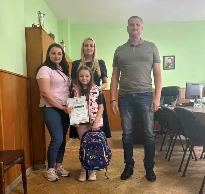 Доброто е живо у младите, всички говорят за това момиченце от Ихтиман