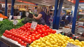 Проверка на БЛИЦ на "Женския пазар": Доматите от 0,80 до 1,50 евро, краставиците стигат 2 евро за килограм