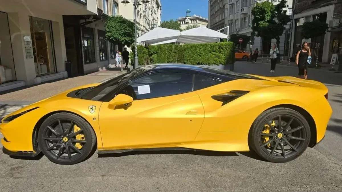 Жълто Ferrari събра погледите в София, после дойде неприятната изненада Снимки