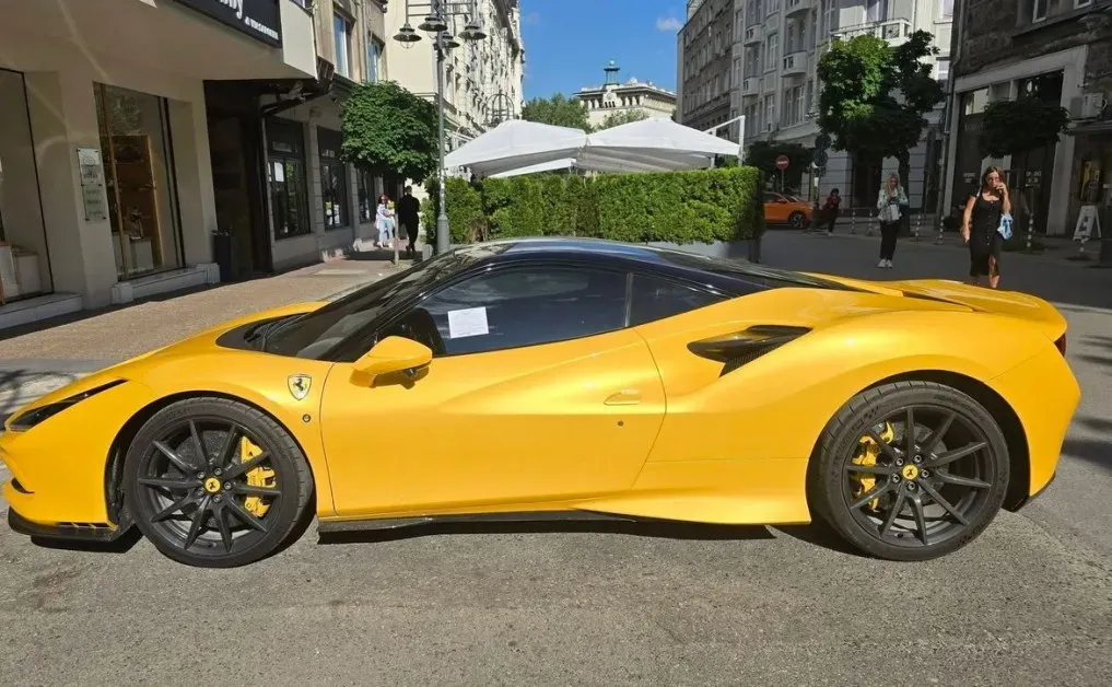 Жълто Ferrari събра погледите в София, после дойде неприятната изненада Снимки