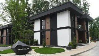 Нови кадри показват какво се случва зад оградите на незаконния град край Варна