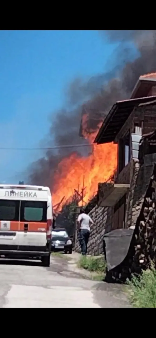 Пожар в Тетевен отне човешки живот, две къщи са унищожени