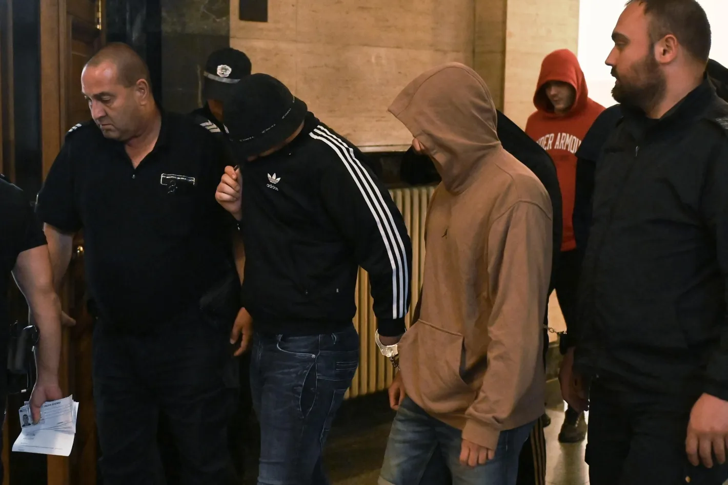 Петима от арестуваните в "Дружба" дилъри остават зад решетките