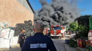 Склад и техника горяха при пожар в Северната промишлена зона на Бургас