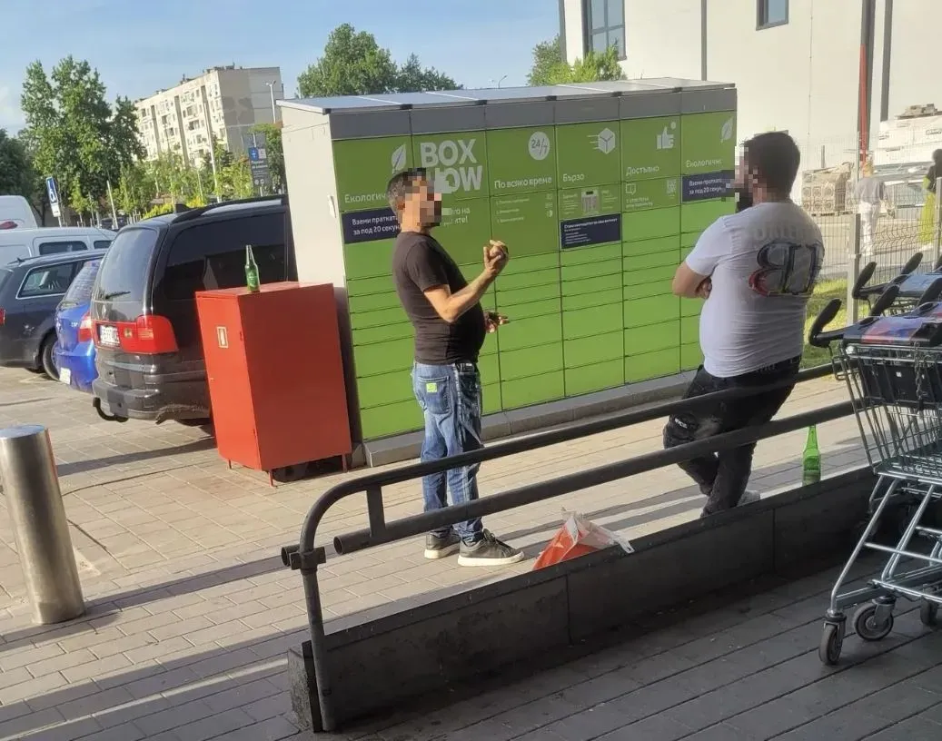 Пловдивчани се оплакват: Просяци тормозят клиенти пред голям хипермаркет
